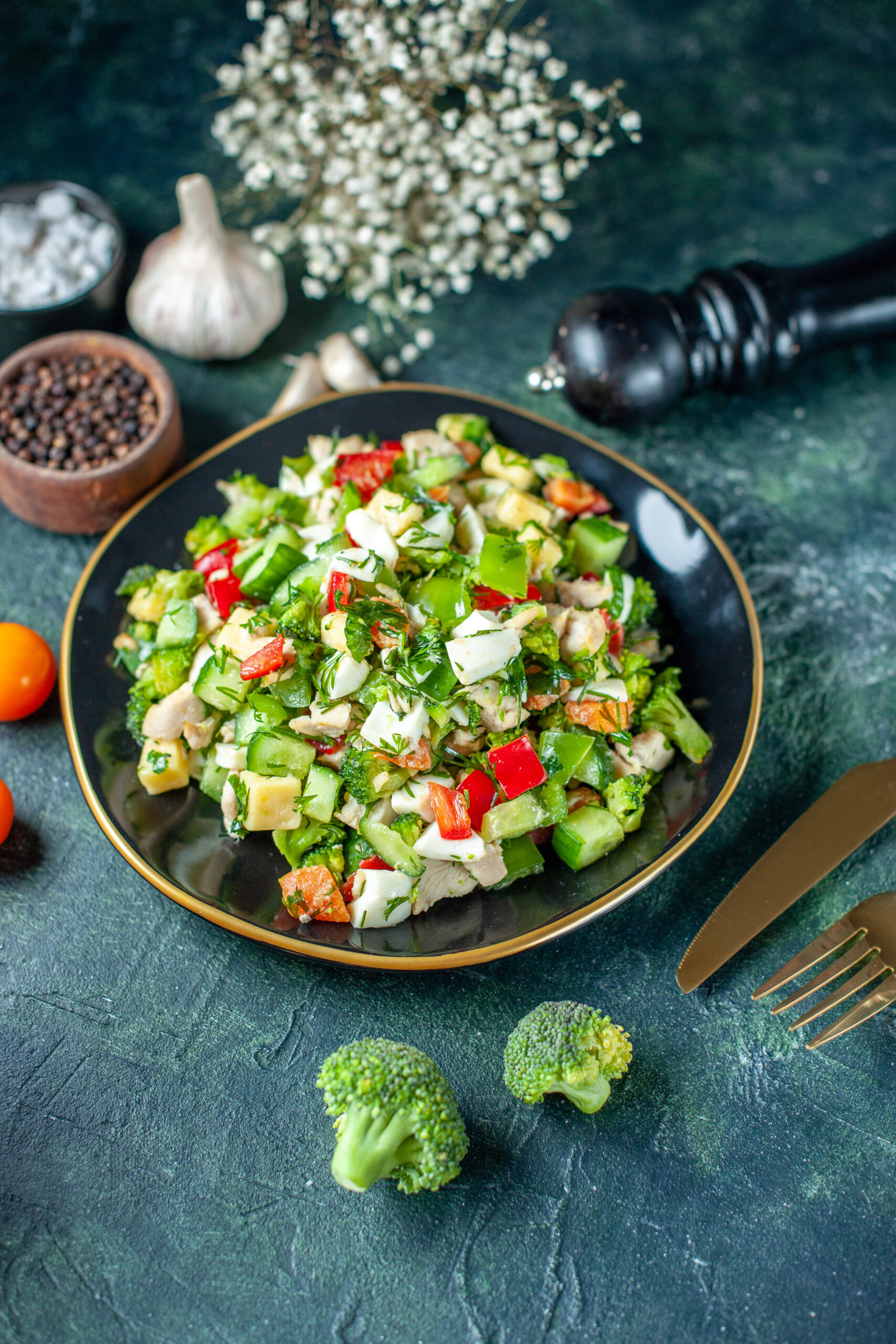 vue-ci-dessus-salade-de-legumes-se-compose-de-fromage-de-concombre-et-de-tomates-sur-fond-bleu-fonce